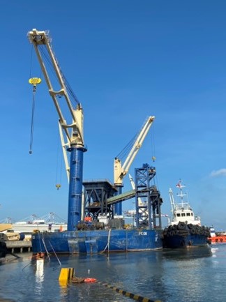 Cẩu 40 tấn trên Ponton Chuyển Tải 