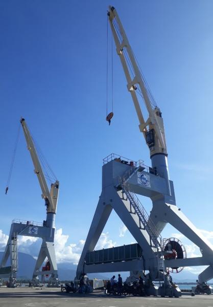 Cẩu 45T tại Cảng Chân Mây 